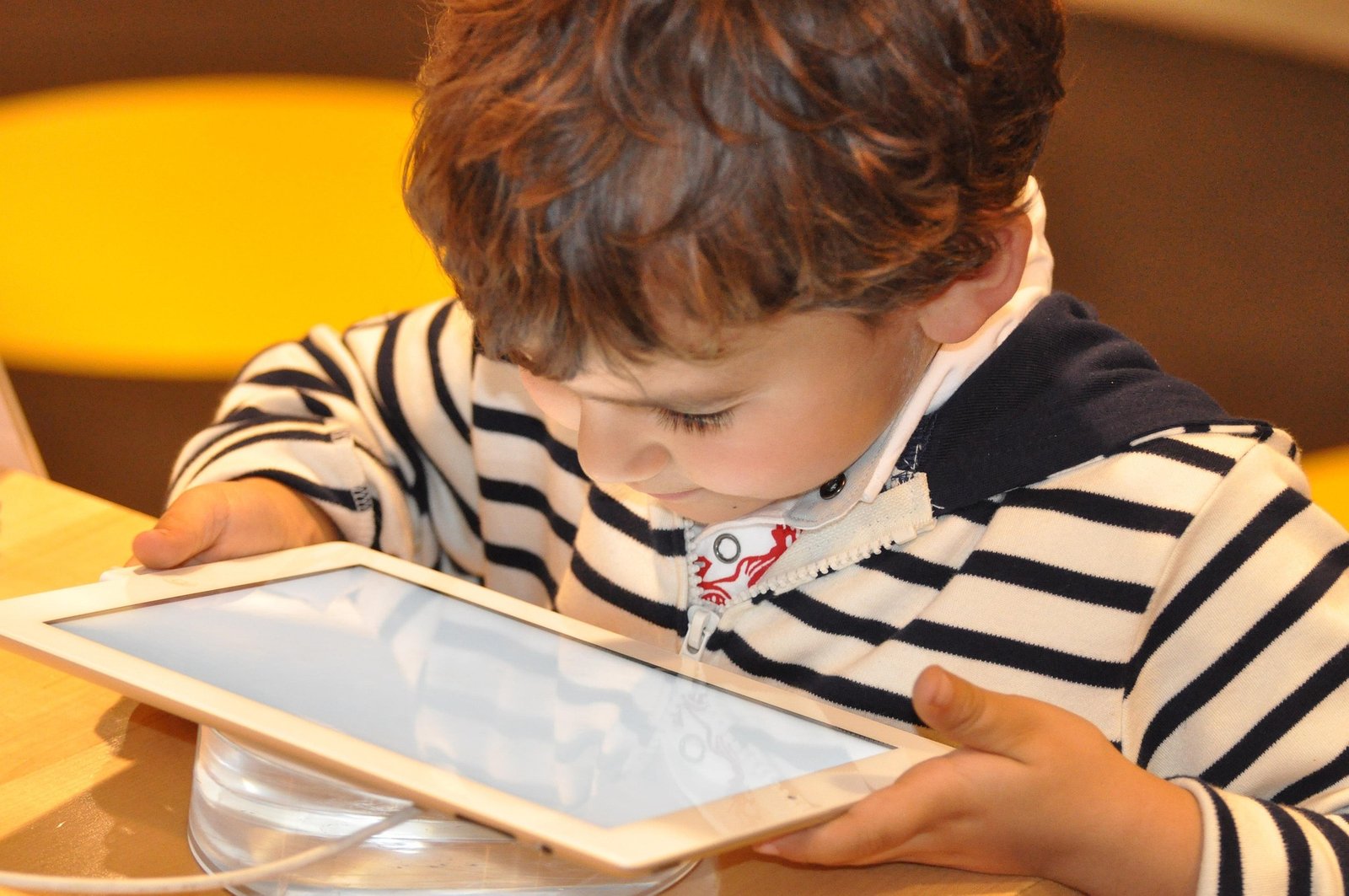 7 Reasons why Mobile phones Are the New Junk Food for Kids